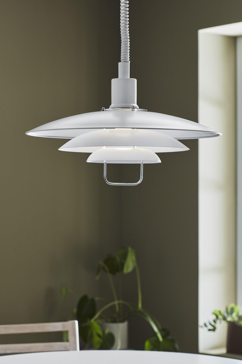 Kirkenes Ø48 Blanc suspension De Markslöjd - Le r&eacute;glage de la hauteur de 0,8 &agrave; 1,9 m&egrave;tre vous permet d'adapter facilement la lumi&egrave;re &agrave; vos besoins.