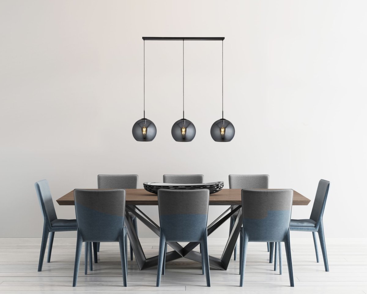 Amsterdam 146cm Noir suspension De Searchlight - La lampe est réglable et dimmable, ce qui en fait un ajout parfait à une cuisine ou une salle à manger moderne.