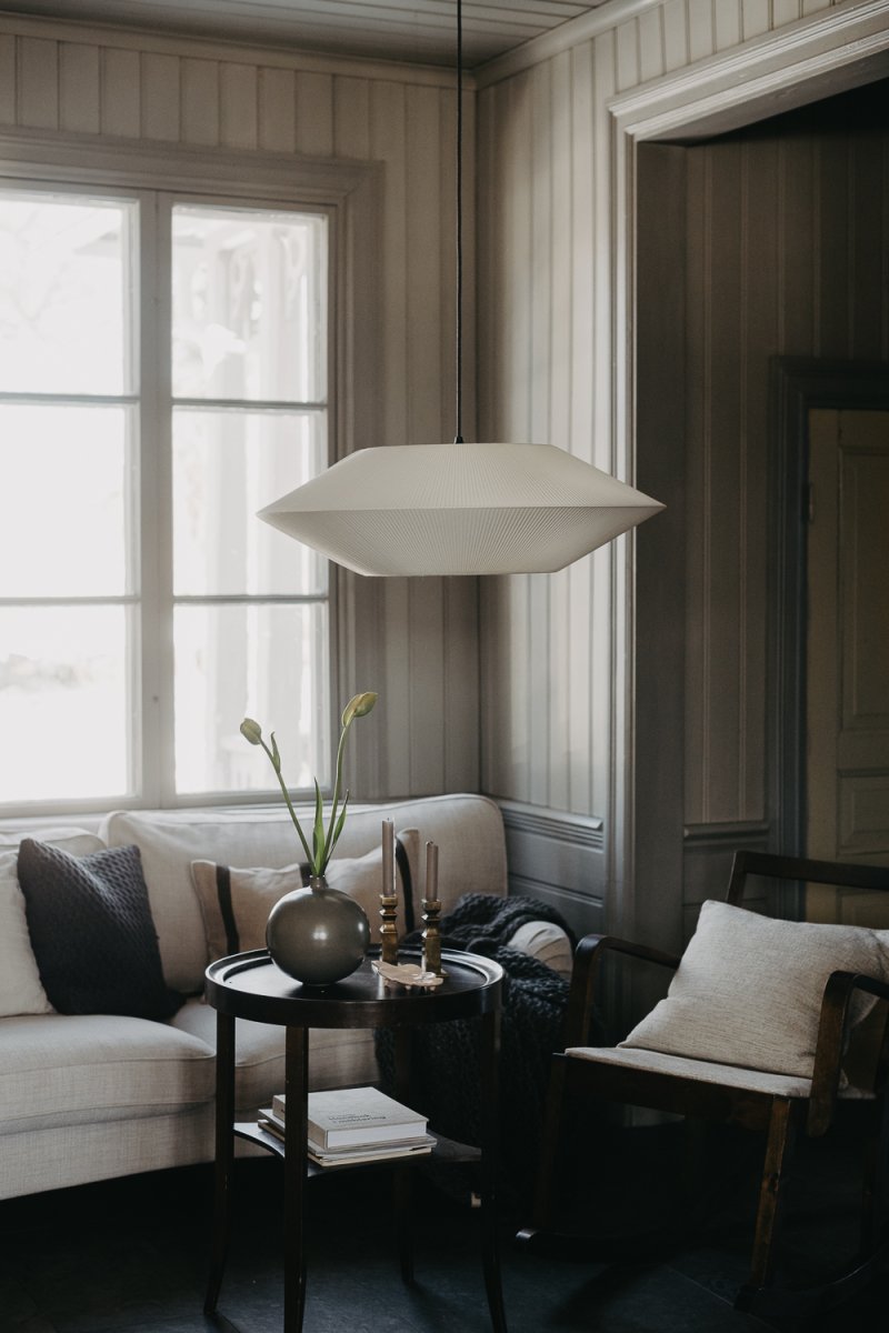 Pollux Abat-Jour S/Suspension Ø75 Blanc cassé suspension De Alde & Lind - Cet abat-jour convient &agrave; de nombreux espaces, mais est parfait pour &ecirc;tre plac&eacute; au-dessus d'une table &agrave; manger.