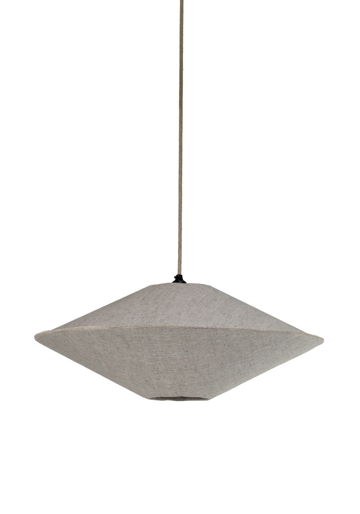 Vega Abat-Jour S/Suspension Ø58 Nature suspension De Alde & Lind - L'abat-jour Vega est recouvert de lin 100 % et pr&eacute;sente une couture surjet&eacute;e apparente, un d&eacute;tail &eacute;l&eacute;gant au centre de l'abat-jour, &agrave; la jonction du haut et du bas.