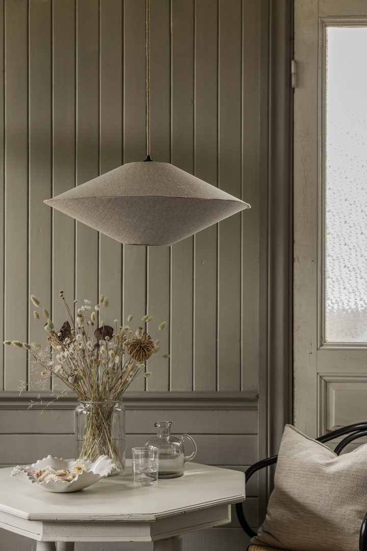 Vega Abat-Jour S/Suspension Ø58 Nature suspension De Alde & Lind - L'abat-jour Vega est recouvert de lin 100 % et pr&eacute;sente une couture surjet&eacute;e apparente, un d&eacute;tail &eacute;l&eacute;gant au centre de l'abat-jour, &agrave; la jonction du haut et du bas.