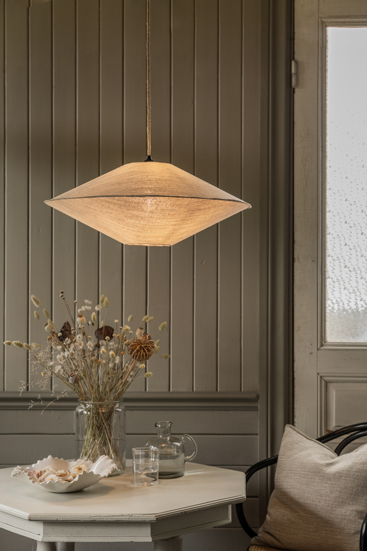 Vega Abat-Jour S/Suspension Ø58 Nature suspension De Alde & Lind - L'abat-jour Vega est recouvert de lin 100 % et pr&eacute;sente une couture surjet&eacute;e apparente, un d&eacute;tail &eacute;l&eacute;gant au centre de l'abat-jour, &agrave; la jonction du haut et du bas.