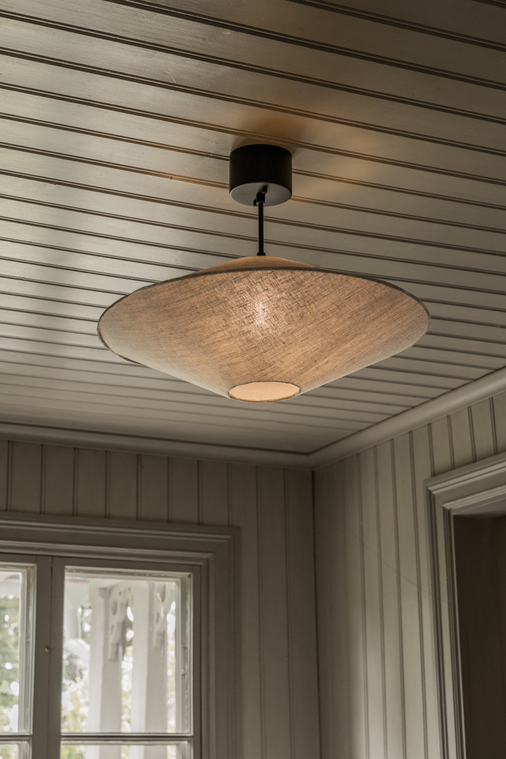 Vega Abat-Jour S/Suspension Ø58 Nature suspension De Alde & Lind - L'abat-jour Vega est recouvert de lin 100 % et pr&eacute;sente une couture surjet&eacute;e apparente, un d&eacute;tail &eacute;l&eacute;gant au centre de l'abat-jour, &agrave; la jonction du haut et du bas.