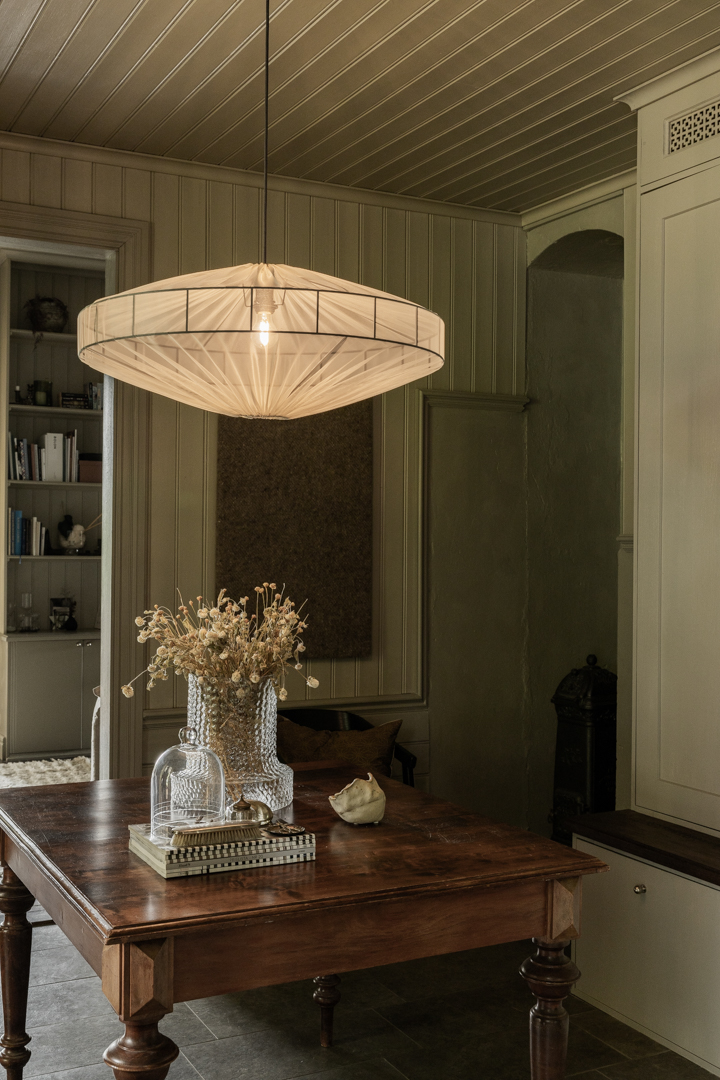 Alba Abat-Jour S/Suspension Ø78 Sable suspension De Alde & Lind - Selon le mod&egrave;le, Alba peut &ecirc;tre utilis&eacute; comme suspension ou plafonnier.