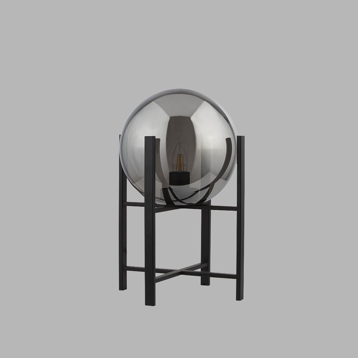 Amsterdam 43cm Noir lampe de table De Searchlight - La lampe de table Amsterdam a une finition noire mate et un support à quatre pieds qui soutient un grand abat-jour arrondi en verre fumé.