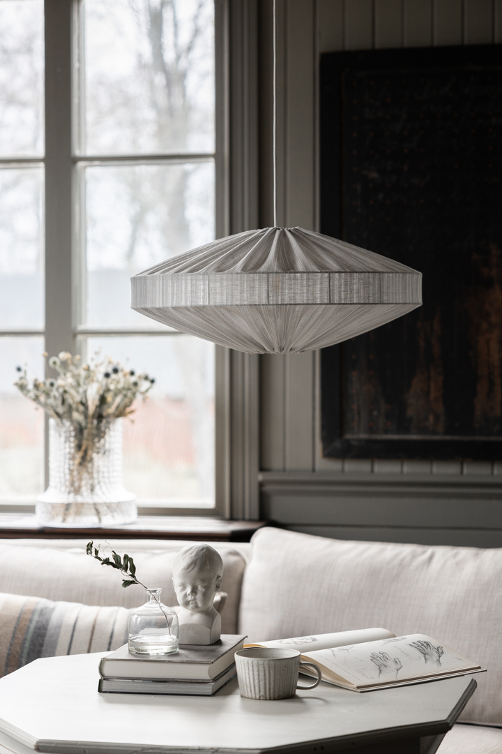 Alba Rayure Abat-Jour S/Suspension Ø58 Blanc suspension De Alde & Lind - L'élégante rayure du tissu confère à l'abat-jour Alba un style sophistiqué et élégant.