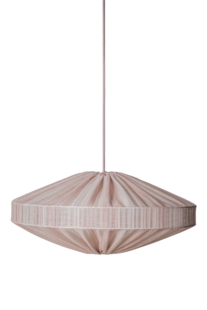 Alba Rayure Abat-Jour S/Suspension Ø58 Rose suspension De Alde & Lind - L'&eacute;l&eacute;gante rayure du tissu conf&egrave;re &agrave; l'abat-jour Alba un style sophistiqu&eacute; et &eacute;l&eacute;gant.