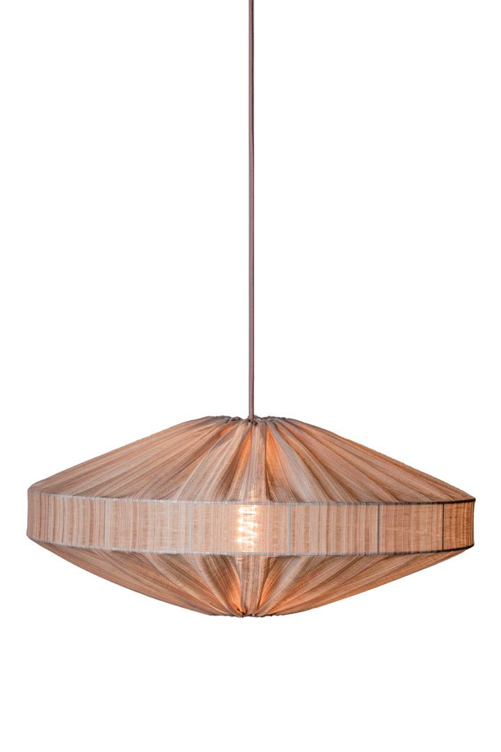 Alba Rayure Abat-Jour S/Suspension Ø58 Rose suspension De Alde & Lind - L'&eacute;l&eacute;gante rayure du tissu conf&egrave;re &agrave; l'abat-jour Alba un style sophistiqu&eacute; et &eacute;l&eacute;gant.