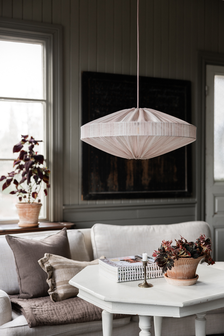 Alba Rayure Abat-Jour S/Suspension Ø58 Rose suspension De Alde & Lind - L'&eacute;l&eacute;gante rayure du tissu conf&egrave;re &agrave; l'abat-jour Alba un style sophistiqu&eacute; et &eacute;l&eacute;gant.