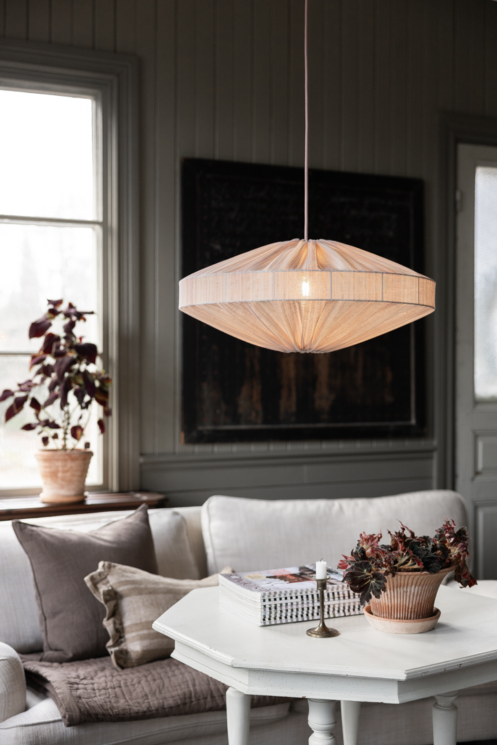 Alba Rayure Abat-Jour S/Suspension Ø58 Rose suspension De Alde & Lind - L'&eacute;l&eacute;gante rayure du tissu conf&egrave;re &agrave; l'abat-jour Alba un style sophistiqu&eacute; et &eacute;l&eacute;gant.