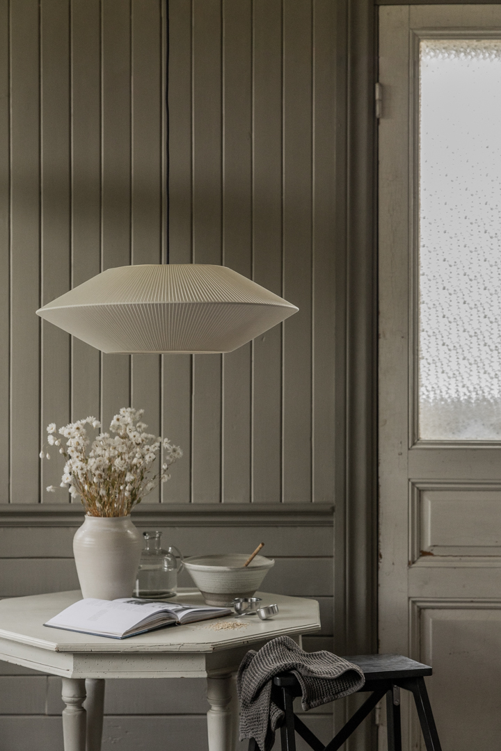 Pollux Abat-Jour S/Suspension Ø58 Blanc cassé suspension De Alde & Lind - Il offre une bonne protection contre l'&eacute;blouissement tout en diffusant une lumi&egrave;re abondante sur la table gr&acirc;ce &agrave; sa grande ouverture vers le bas.