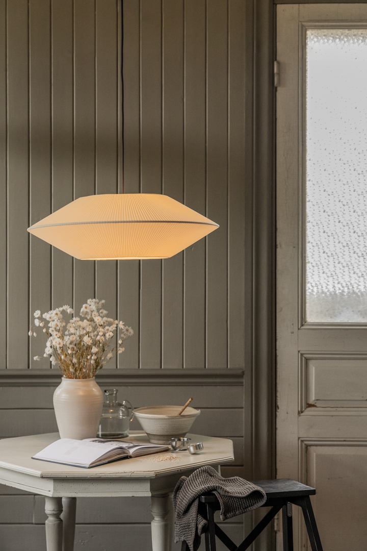 Pollux Abat-Jour S/Suspension Ø58 Blanc cassé suspension De Alde & Lind - Il offre une bonne protection contre l'&eacute;blouissement tout en diffusant une lumi&egrave;re abondante sur la table gr&acirc;ce &agrave; sa grande ouverture vers le bas.