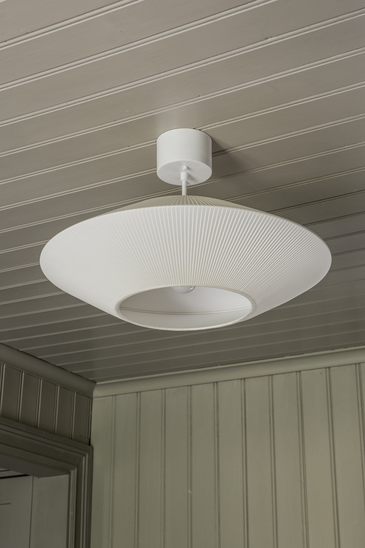 Pollux Abat-Jour S/Suspension Ø58 Blanc cassé suspension De Alde & Lind - Il offre une bonne protection contre l'&eacute;blouissement tout en diffusant une lumi&egrave;re abondante sur la table gr&acirc;ce &agrave; sa grande ouverture vers le bas.