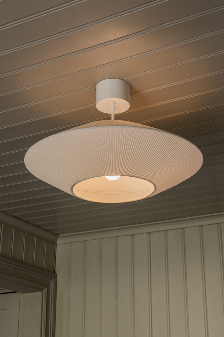 Pollux Abat-Jour S/Suspension Ø58 Blanc cassé suspension De Alde & Lind - Il offre une bonne protection contre l'&eacute;blouissement tout en diffusant une lumi&egrave;re abondante sur la table gr&acirc;ce &agrave; sa grande ouverture vers le bas.