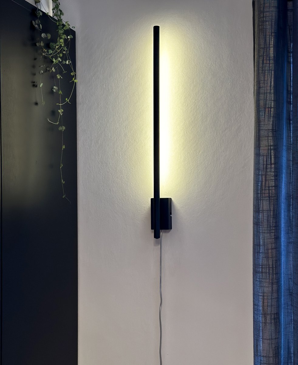 Stecco 65cm Noir applique murale De Aneta Lighting - Grâce à son design élégant, la lumière blanche chaude et indirecte prend tout son sens et illumine un coin sombre du couloir ou de la salle de télévision.