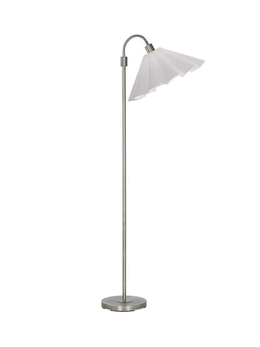 Amy Flex Argent lampadaire De PR Home - Sa structure en métal argenté est dotée d'un bras articulé et d'un interrupteur marche/arrêt pratique à la base.