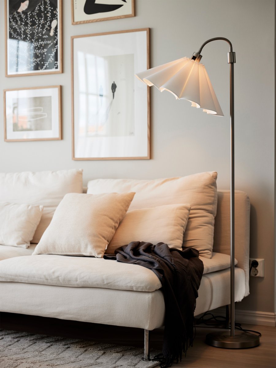 Amy Flex Argent lampadaire De PR Home - Sa structure en métal argenté est dotée d'un bras articulé et d'un interrupteur marche/arrêt pratique à la base.