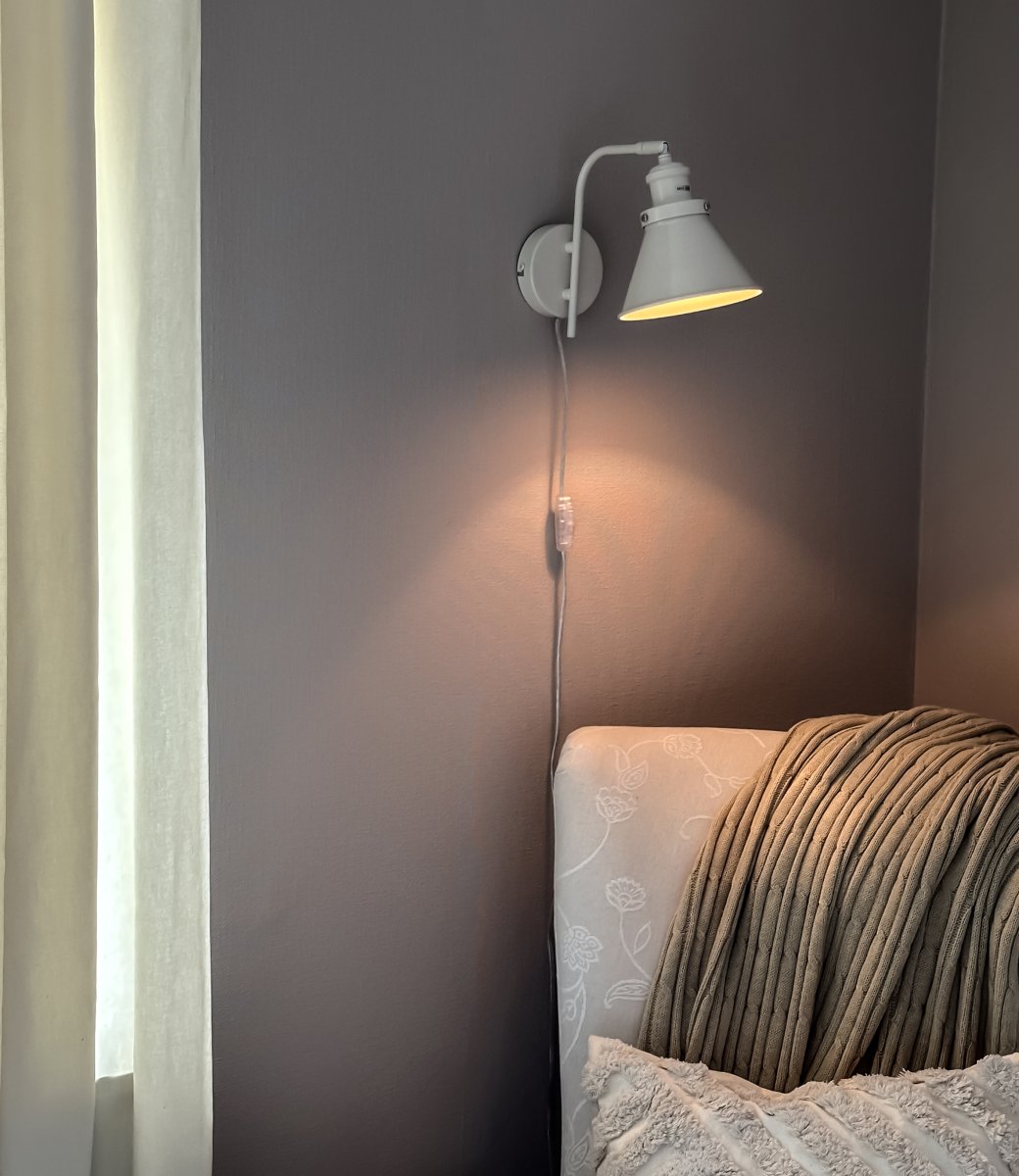 Paris Beige lampe de lecture De Aneta Lighting - Le design d'inspiration vintage s'int&egrave;gre parfaitement dans les int&eacute;rieurs classiques et modernes et devient un d&eacute;tail &eacute;l&eacute;gant dans la maison.