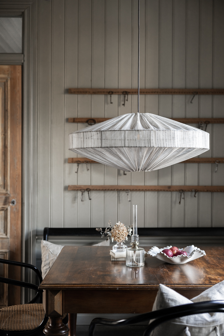 Alba Rayure Abat-Jour S/Suspension Ø78 Brun suspension De Alde & Lind - L'&eacute;l&eacute;gante rayure du tissu conf&egrave;re &agrave; l'abat-jour Alba un style sophistiqu&eacute; et &eacute;l&eacute;gant.