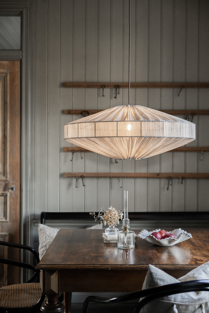 Alba Rayure Abat-Jour S/Suspension Ø78 Brun suspension De Alde & Lind - L'&eacute;l&eacute;gante rayure du tissu conf&egrave;re &agrave; l'abat-jour Alba un style sophistiqu&eacute; et &eacute;l&eacute;gant.
