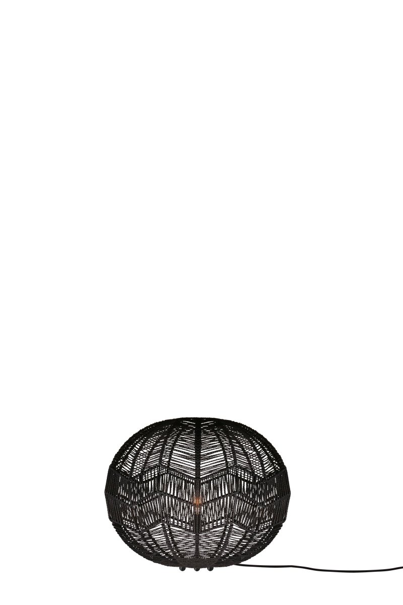 Missy Noir lampadaire De Globen Lighting - La lampe est dotée d'un câble textile noir de 200 cm de long avec un interrupteur.