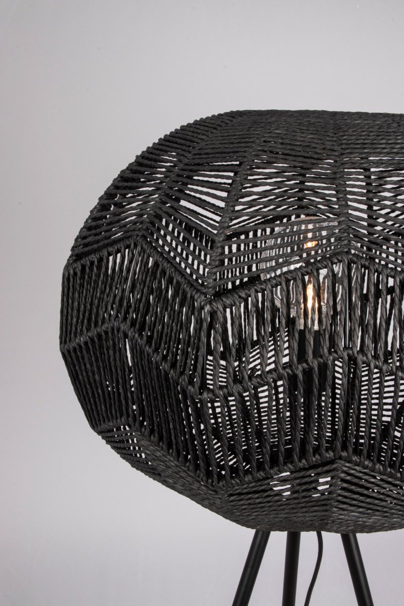 Missy Noir lampadaire De Globen Lighting - La lampe est dotée d'un câble textile noir de 200 cm de long avec un interrupteur.