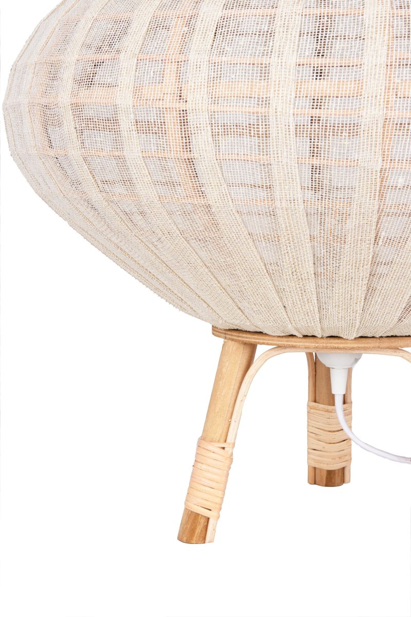 Borneo 48cm Nature lampadaire De Globen Lighting - La lampe est fabriqu&eacute;e en rotin naturel et en tissu de lin de couleur cr&egrave;me et dispose d'un c&acirc;ble textile blanc de 200 cm de long avec interrupteur au sol et prise.