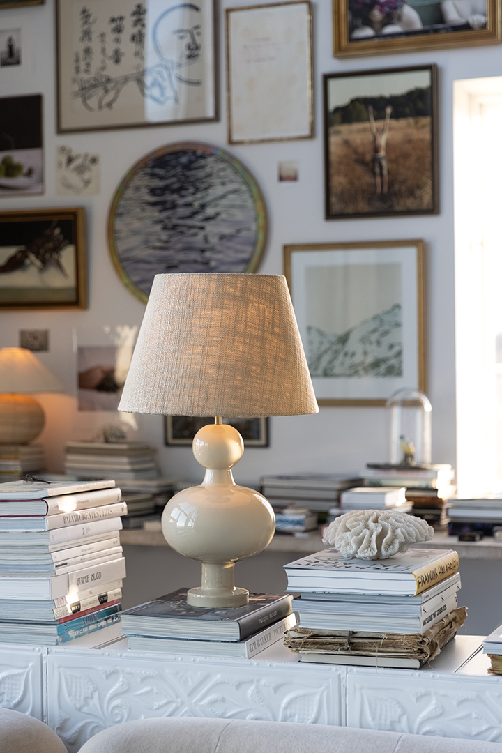 Fiona 40cm Blanc crémeux pied de lampe De Alde & Lind - Sa forme classique et légèrement arrondie s'harmonise parfaitement avec sa surface émaillée ultra-brillante, conférant à la lampe une allure moderne et raffinée.
