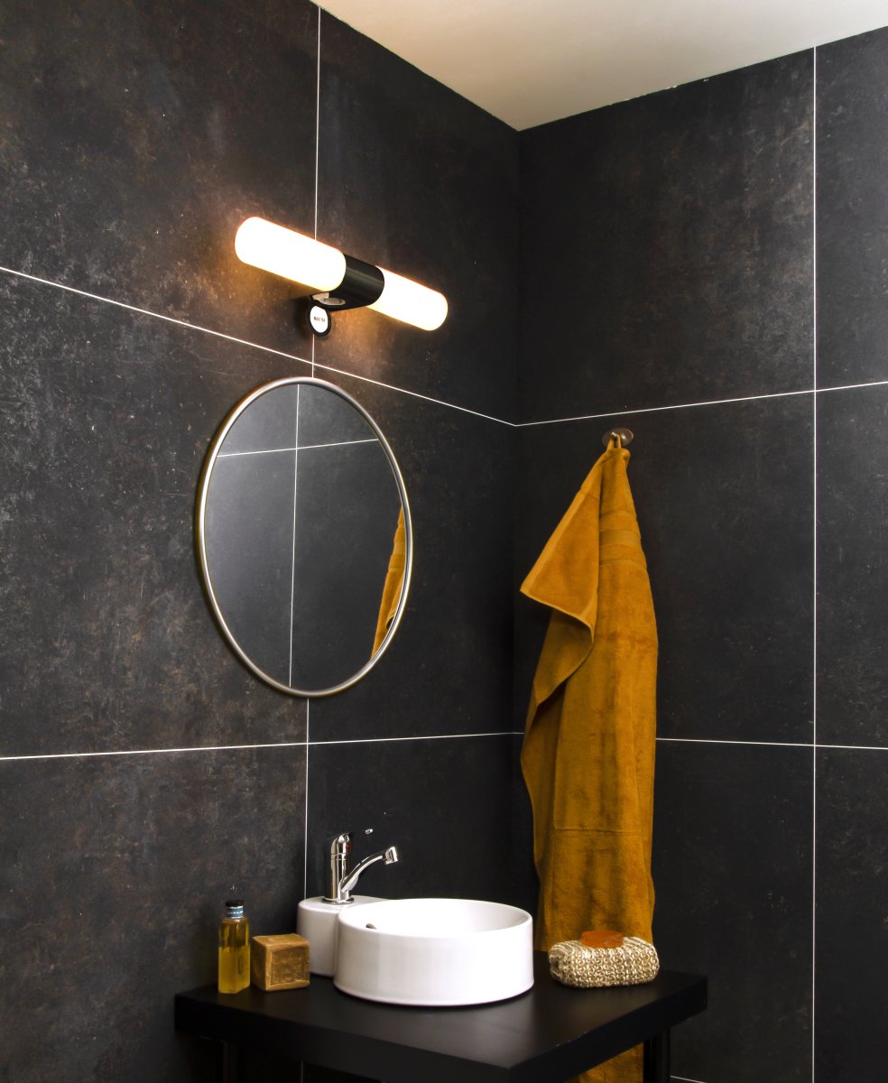 Cosenza 44cm Noir lampe de salle de bain De Aneta Lighting - L'applique murale double COSENZA est une solution d'éclairage moderne et fonctionnelle pour les salles de bains et les pièces humides.