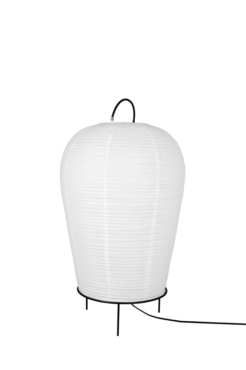 Osaka Blanc lampadaire De Globen Lighting - Osaka dispose d'un câble textile noir de 200 cm de long avec un interrupteur au sol.