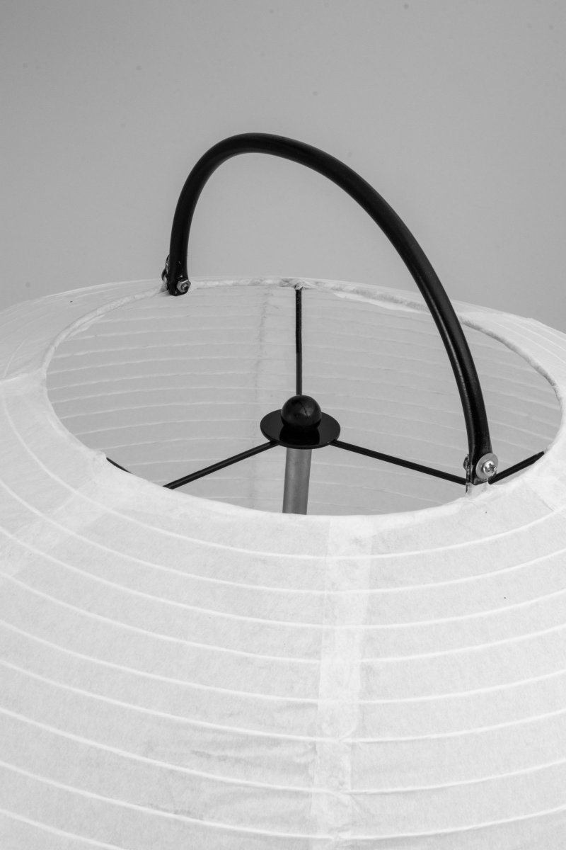Osaka Blanc lampadaire De Globen Lighting - Osaka dispose d'un câble textile noir de 200 cm de long avec un interrupteur au sol.