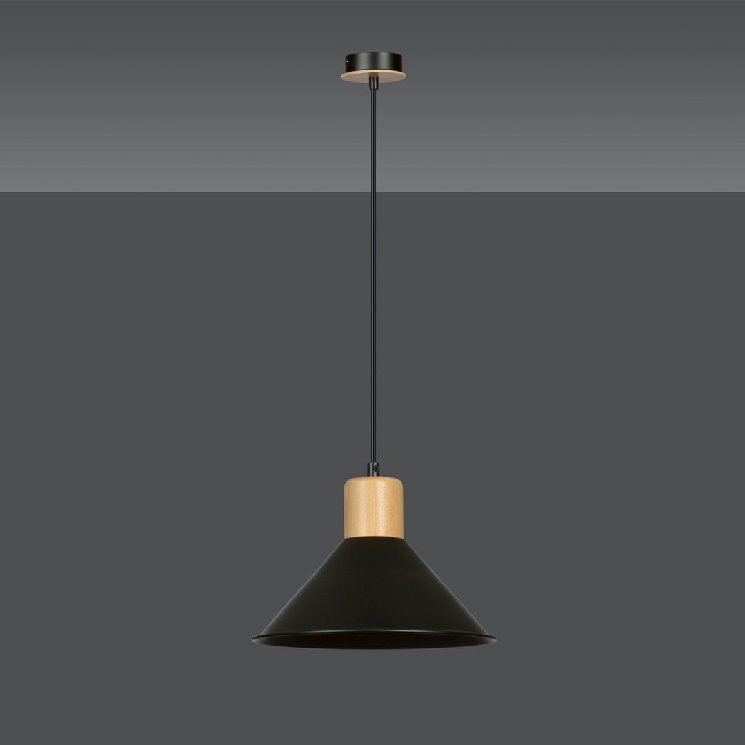 Rowen Ø25 Noir suspension De Emibig Lighting - Les lampes Rowen sont dot&eacute;es d'abat-jour m&eacute;talliques ouverts qui distribuent efficacement la lumi&egrave;re m&ecirc;me dans les grandes pi&egrave;ces, tandis que les d&eacute;tails d&eacute;coratifs en bois ajoutent &agrave; la fois de la chaleur et une couleur frappante qui attire l'attention.
