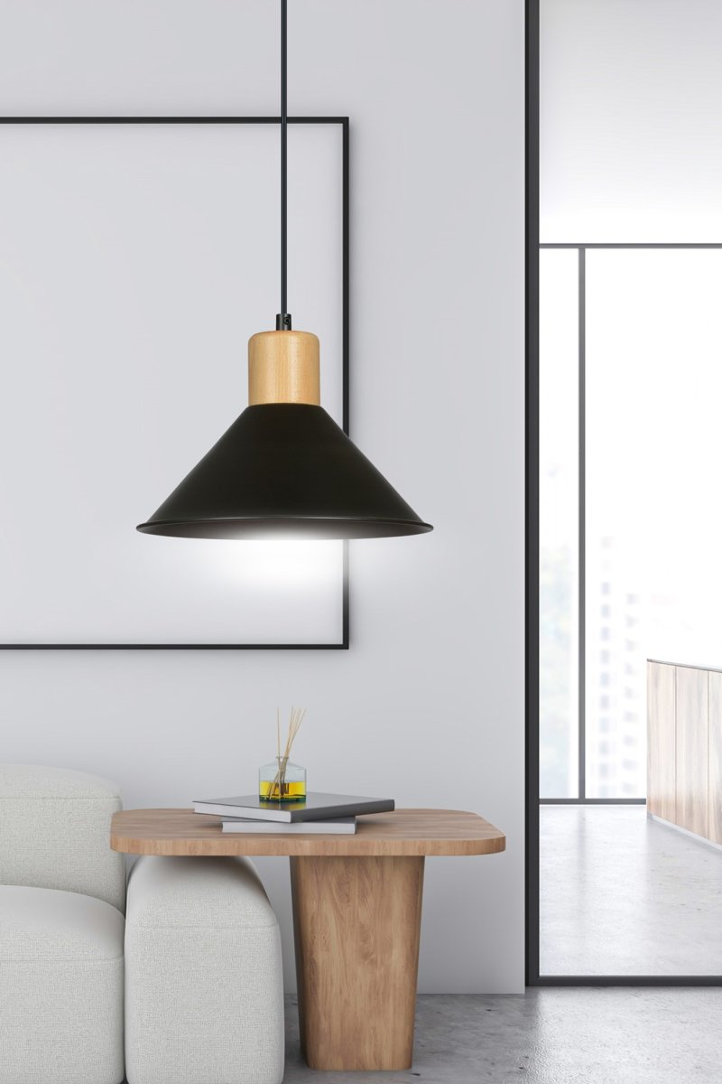 Rowen Ø25 Noir suspension De Emibig Lighting - Les lampes Rowen sont dot&eacute;es d'abat-jour m&eacute;talliques ouverts qui distribuent efficacement la lumi&egrave;re m&ecirc;me dans les grandes pi&egrave;ces, tandis que les d&eacute;tails d&eacute;coratifs en bois ajoutent &agrave; la fois de la chaleur et une couleur frappante qui attire l'attention.