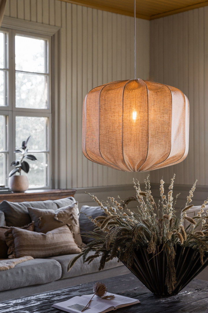 Dester Abat-Jour S/Suspension Ø58 Nature suspension De Alde & Lind - Il est parfait au-dessus d'une table à manger ou d'une table basse, ou comme lampe sur pied, par exemple dans un escalier.