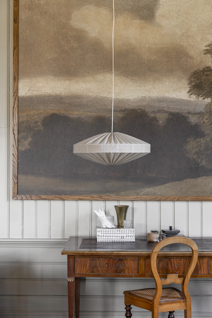 Alba Abat-Jour S/Suspension Ø58 Nature suspension De Alde & Lind - Selon la lampe avec laquelle vous l'associez, Alba peut être utilisé comme suspension ou plafonnier.