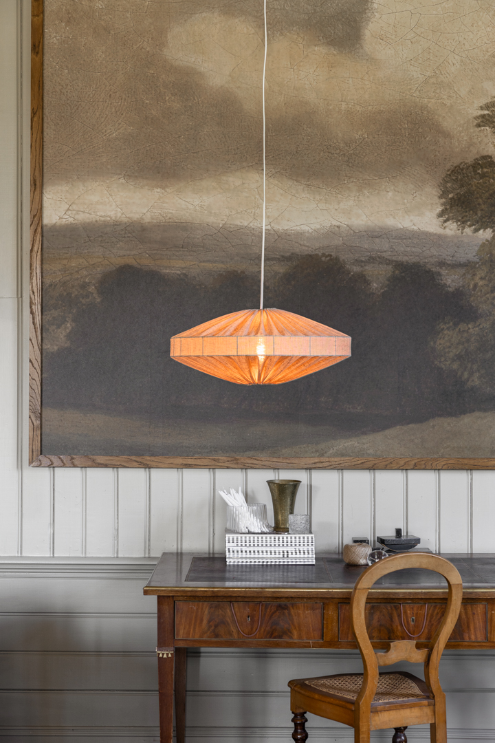 Alba Abat-Jour S/Suspension Ø58 Nature suspension De Alde & Lind - Selon la lampe avec laquelle vous l'associez, Alba peut être utilisé comme suspension ou plafonnier.