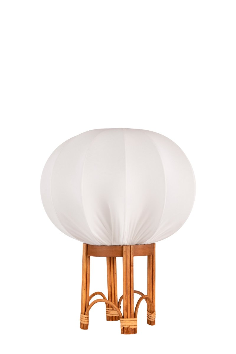 Fiji 47cm Nature lampadaire De Globen Lighting - La base de la lampe est en rotin naturel et est livr&eacute;e pr&eacute;-assembl&eacute;e avec un abat-jour blanc en tissu extensible blanc.