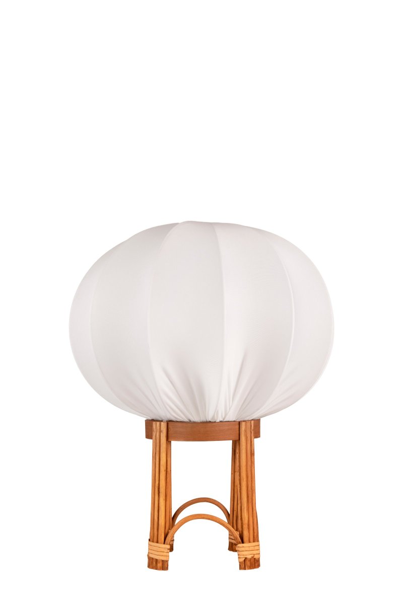 Fiji 47cm Nature lampadaire De Globen Lighting - La base de la lampe est en rotin naturel et est livr&eacute;e pr&eacute;-assembl&eacute;e avec un abat-jour blanc en tissu extensible blanc.