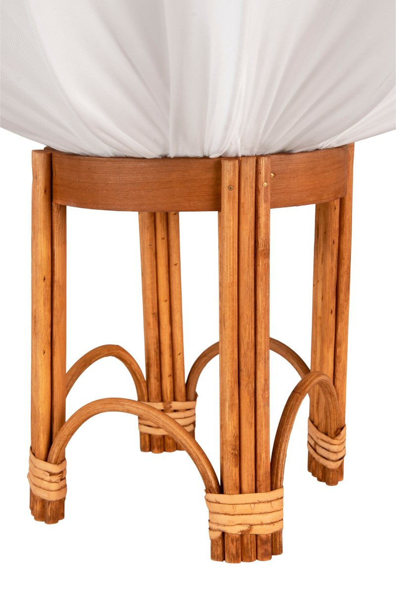 Fiji 47cm Nature lampadaire De Globen Lighting - La base de la lampe est en rotin naturel et est livr&eacute;e pr&eacute;-assembl&eacute;e avec un abat-jour blanc en tissu extensible blanc.