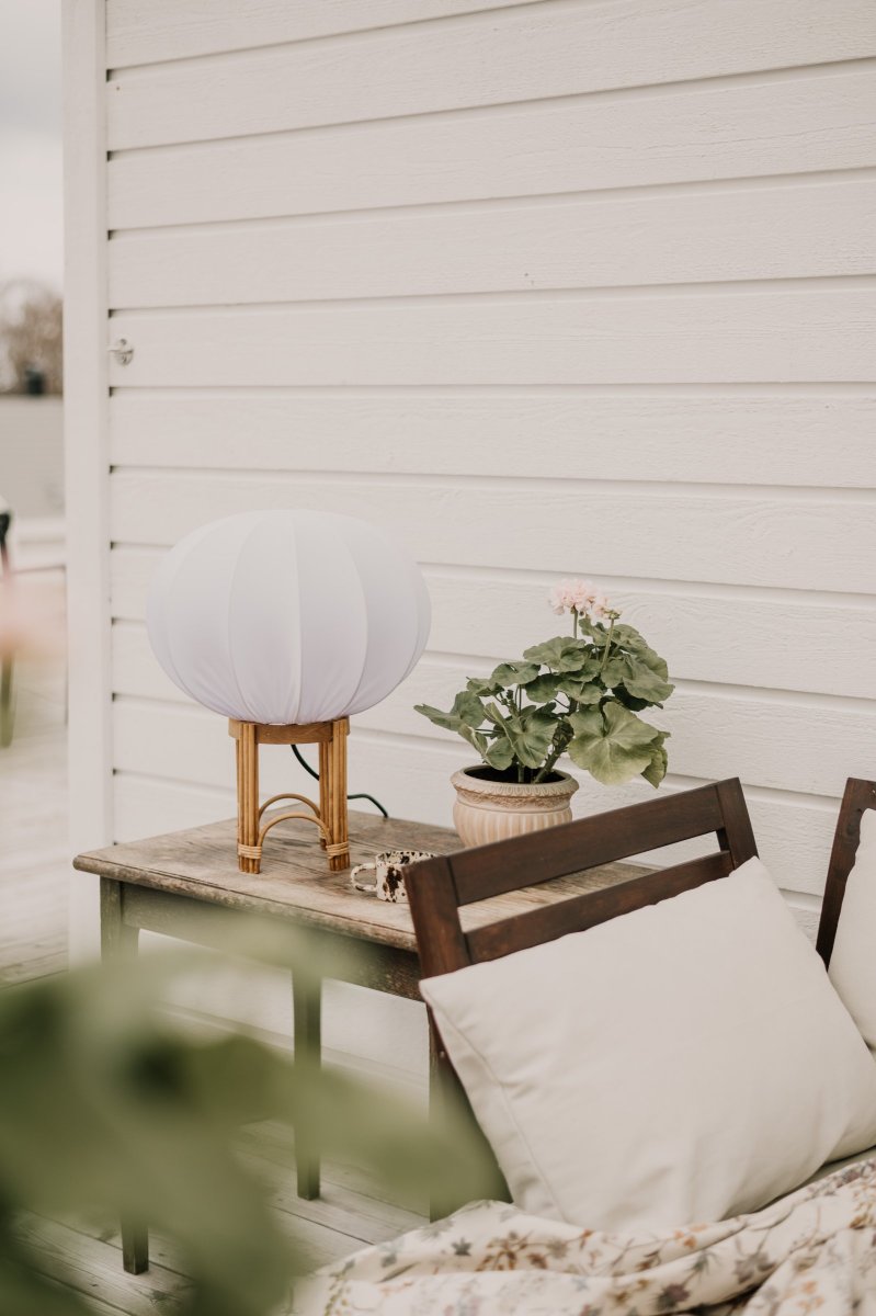 Fiji 47cm Nature lampadaire De Globen Lighting - La base de la lampe est en rotin naturel et est livr&eacute;e pr&eacute;-assembl&eacute;e avec un abat-jour blanc en tissu extensible blanc.