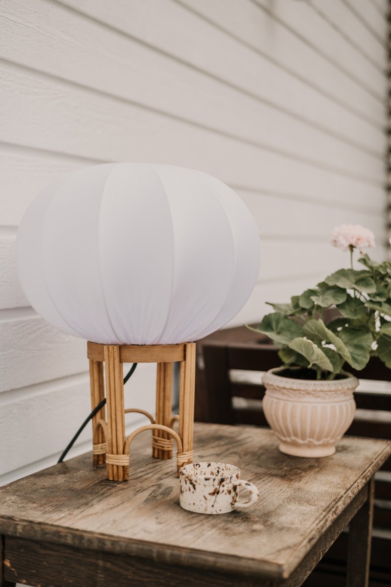 Fiji 47cm Nature lampadaire De Globen Lighting - La base de la lampe est en rotin naturel et est livr&eacute;e pr&eacute;-assembl&eacute;e avec un abat-jour blanc en tissu extensible blanc.