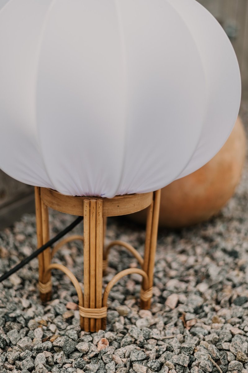 Fiji 47cm Nature lampadaire De Globen Lighting - La base de la lampe est en rotin naturel et est livr&eacute;e pr&eacute;-assembl&eacute;e avec un abat-jour blanc en tissu extensible blanc.