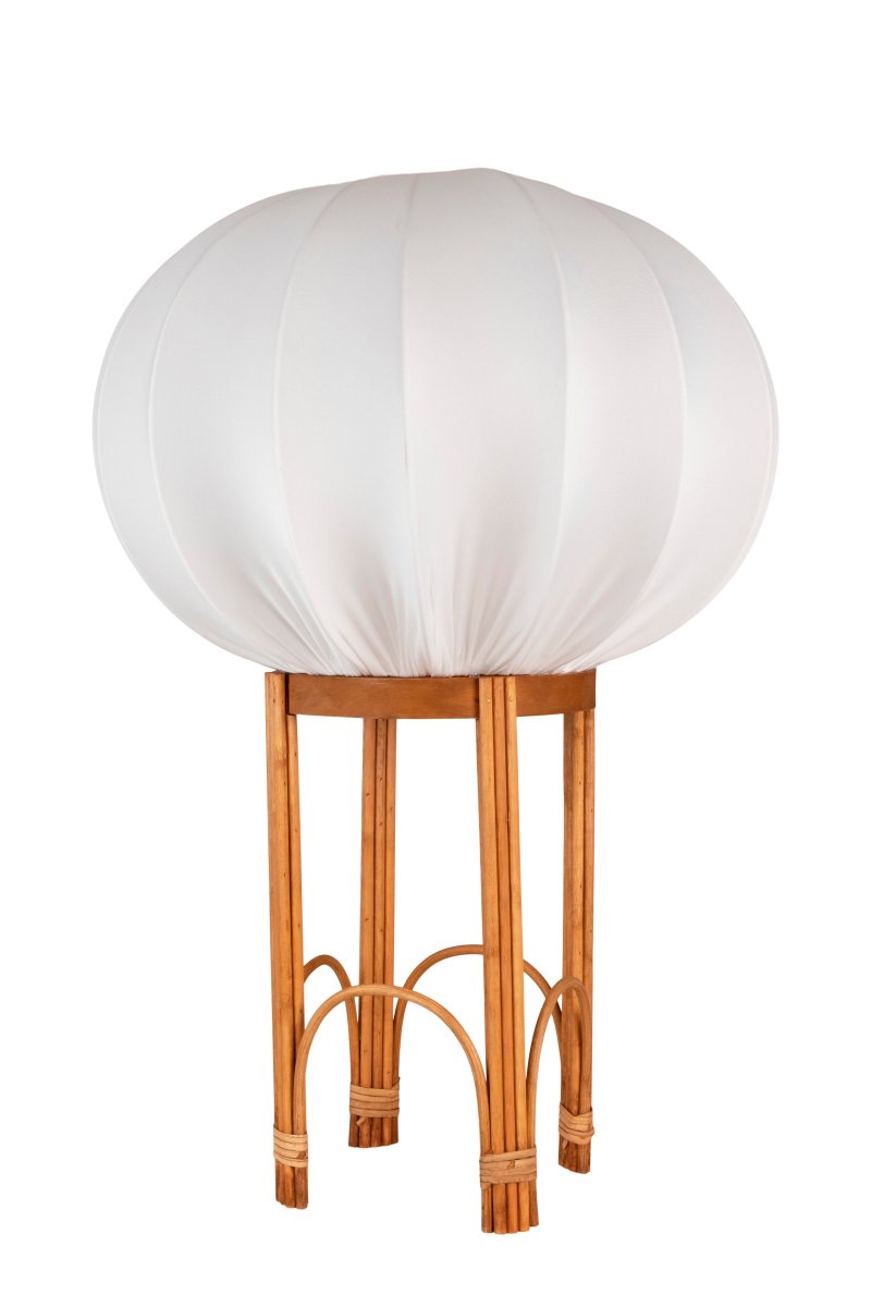 Fiji 66cm Nature lampadaire De Globen Lighting - La base de la lampe est en rotin naturel et est livr&eacute;e pr&eacute;-assembl&eacute;e avec un abat-jour blanc en tissu extensible blanc.