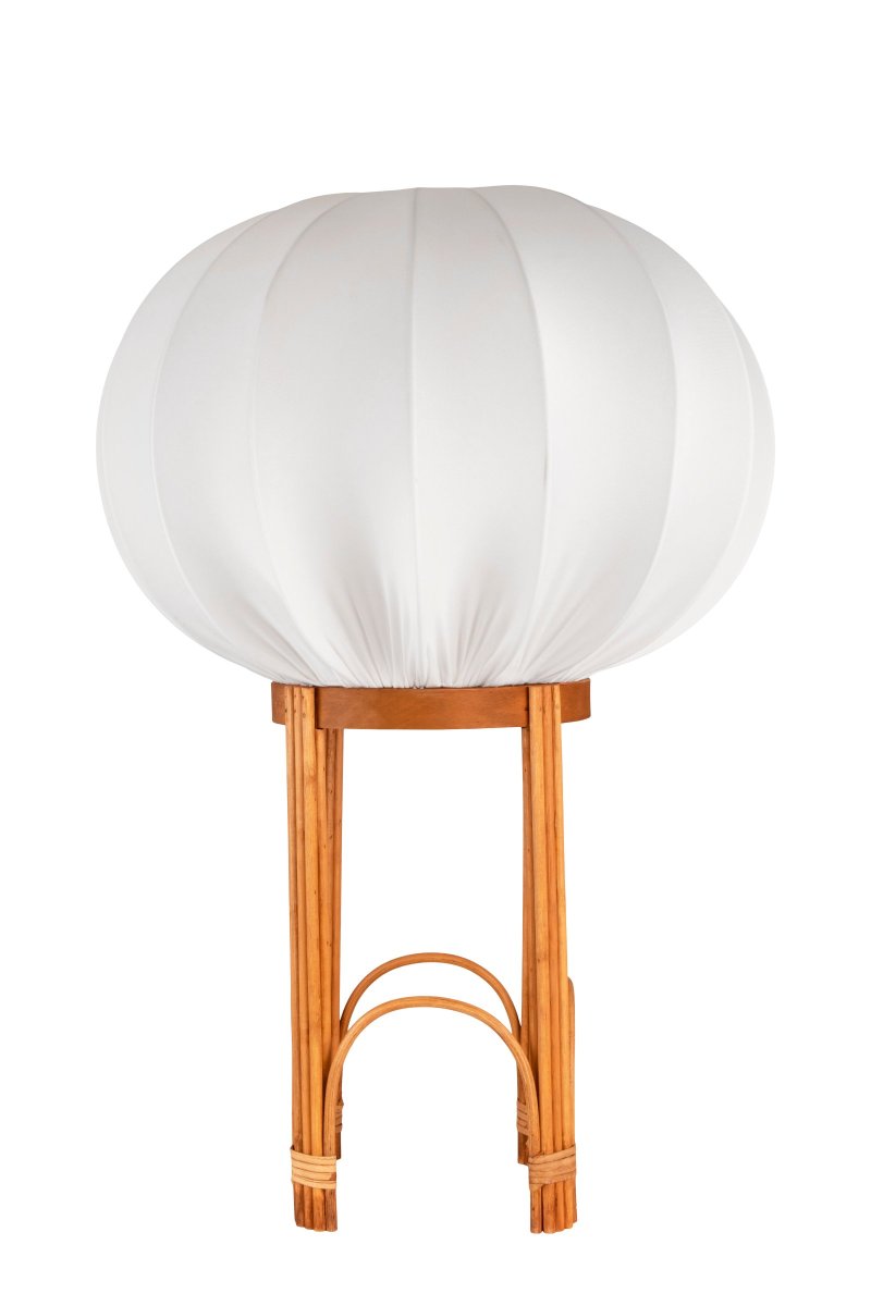 Fiji 66cm Nature lampadaire De Globen Lighting - La base de la lampe est en rotin naturel et est livr&eacute;e pr&eacute;-assembl&eacute;e avec un abat-jour blanc en tissu extensible blanc.