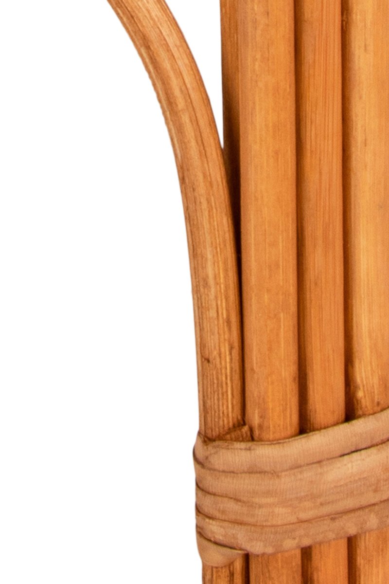 Fiji 66cm Nature lampadaire De Globen Lighting - La base de la lampe est en rotin naturel et est livr&eacute;e pr&eacute;-assembl&eacute;e avec un abat-jour blanc en tissu extensible blanc.