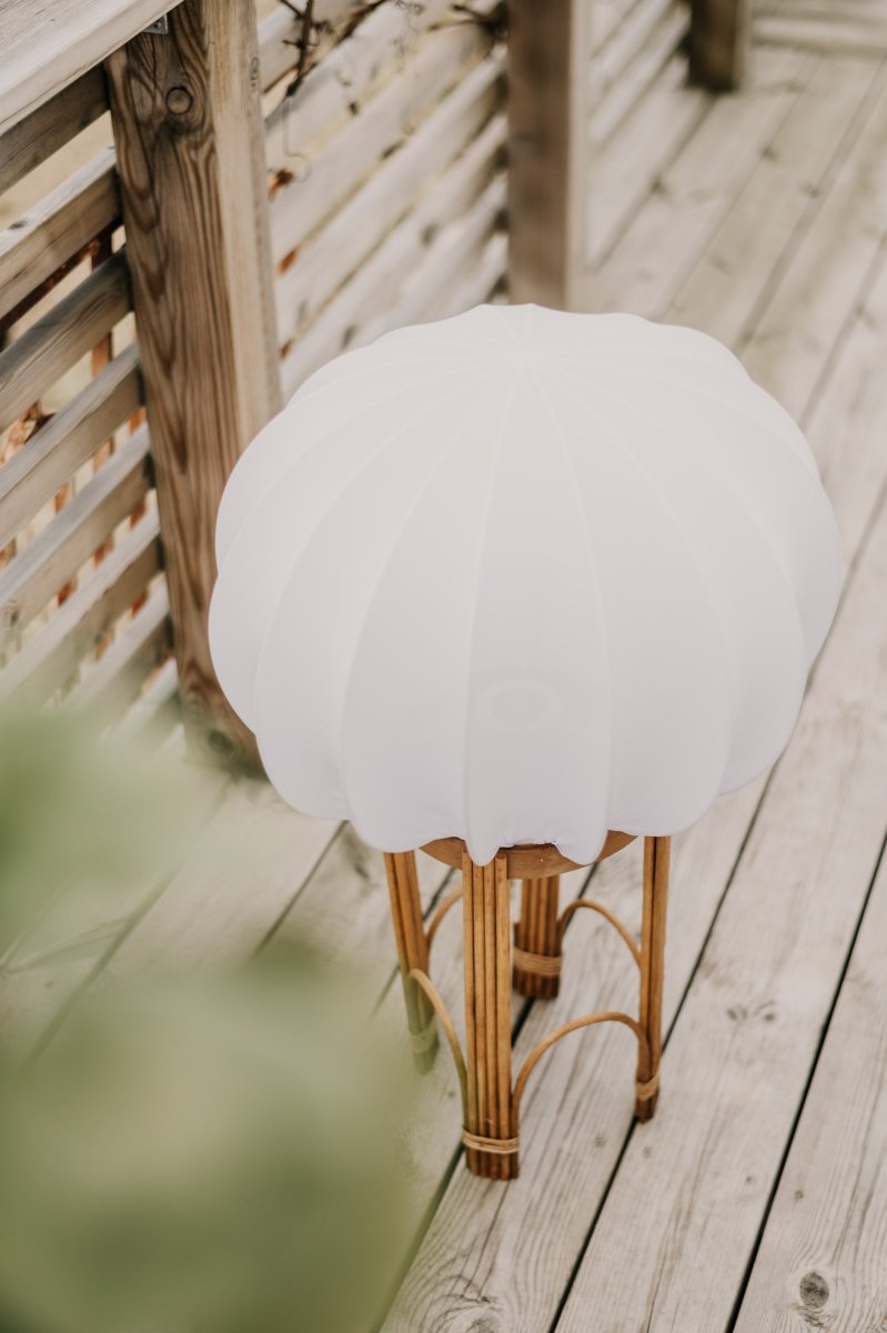 Fiji 66cm Nature lampadaire De Globen Lighting - La base de la lampe est en rotin naturel et est livr&eacute;e pr&eacute;-assembl&eacute;e avec un abat-jour blanc en tissu extensible blanc.