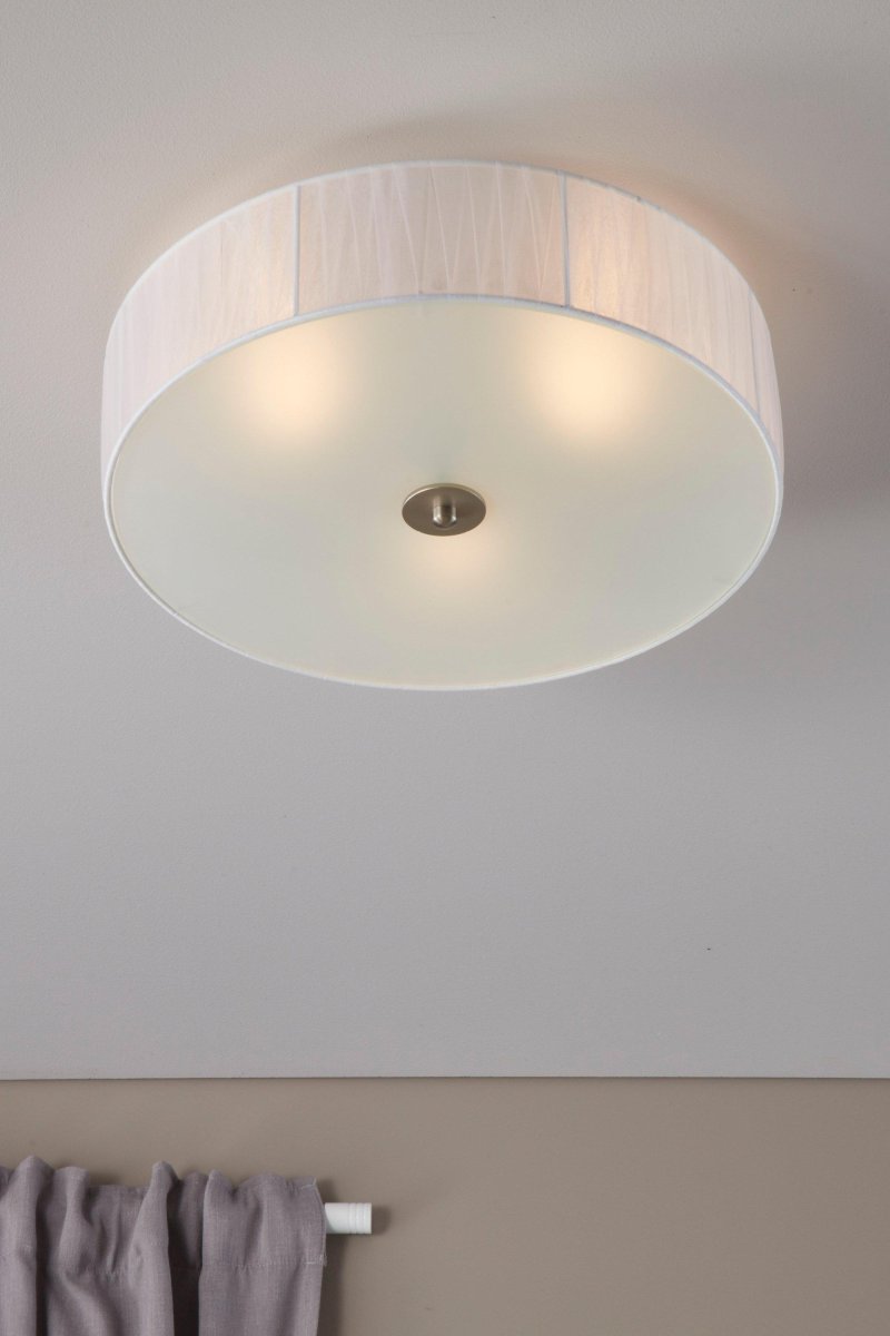 Byske Ø40 Blanc plafonnier De Markslöjd - Ruban en organza blanc avec un abat-jour en verre d&eacute;poli qui laisse entrer une agr&eacute;able lumi&egrave;re ambiante.