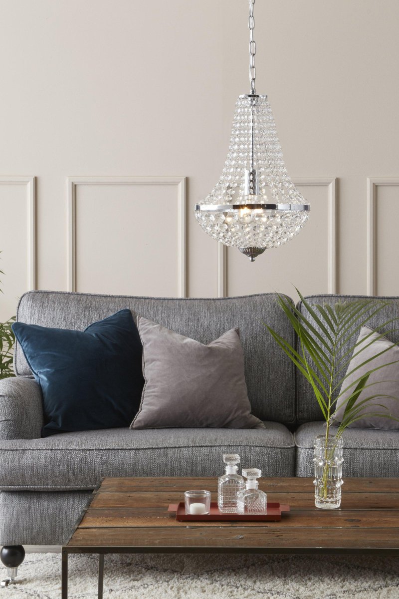 Gränsö Ø30 Chrome cristal De Markslöjd - Border a un design classique avec des prismes clairs qui diffusent magnifiquement la lumière et créent une sensation de luxe, qu'il soit suspendu au-dessus de la table à manger ou dans le salon.