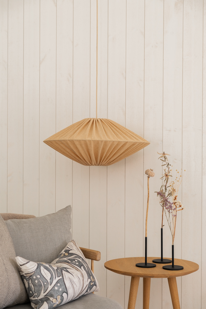 Figo Abat-Jour S/Suspension Ø58 Chéri suspension De Alde & Lind - Le tissu est en polyester, mais sa couleur « miel » lui confère un bel aspect lin.