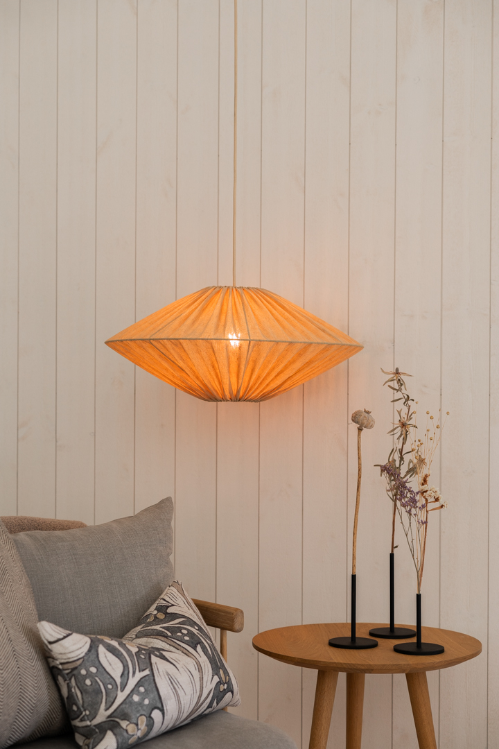 Figo Abat-Jour S/Suspension Ø58 Chéri suspension De Alde & Lind - Le tissu est en polyester, mais sa couleur « miel » lui confère un bel aspect lin.